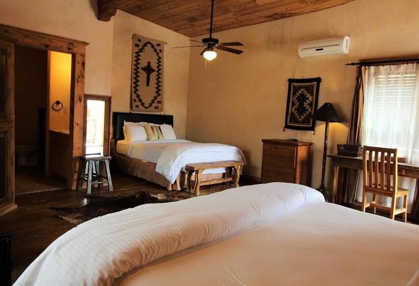 هتل The Maverick Inn