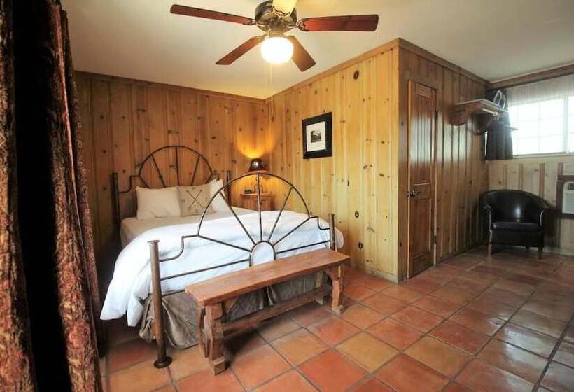 هتل The Maverick Inn