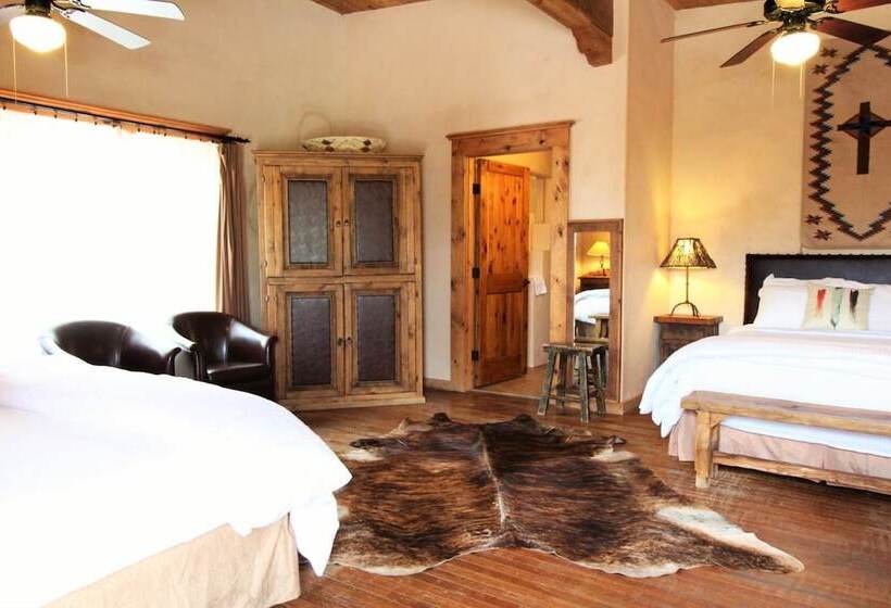 هتل The Maverick Inn