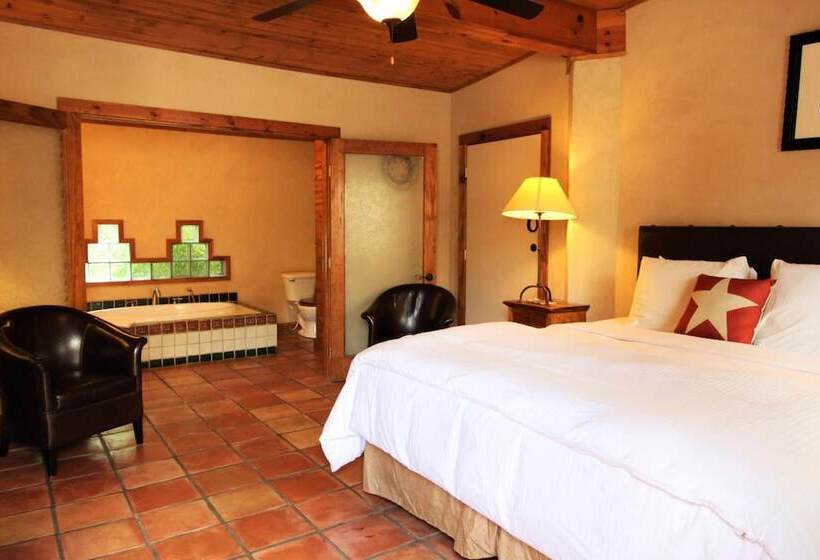 هتل The Maverick Inn