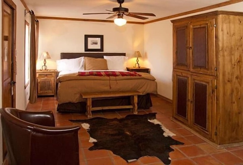 هتل The Maverick Inn