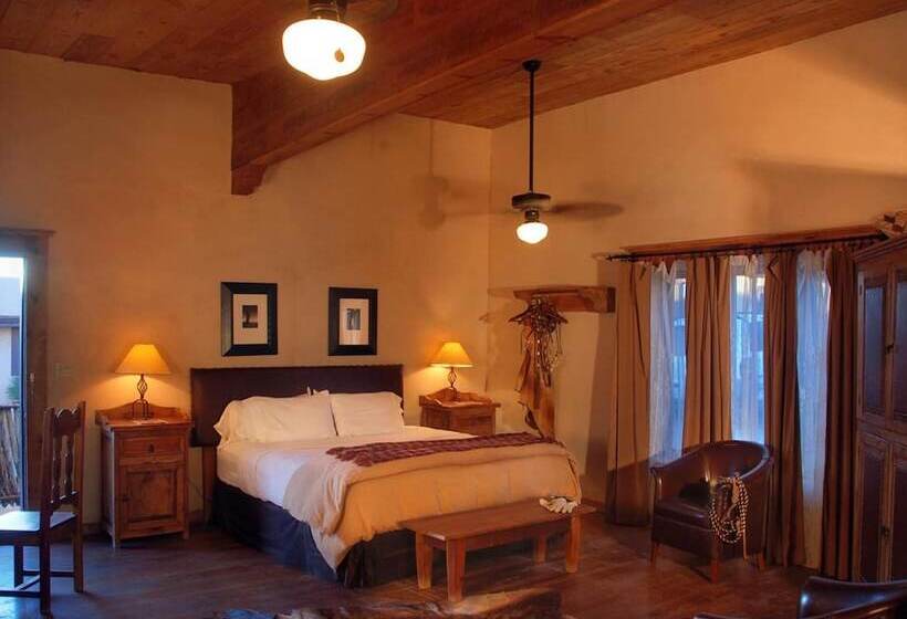 هتل The Maverick Inn