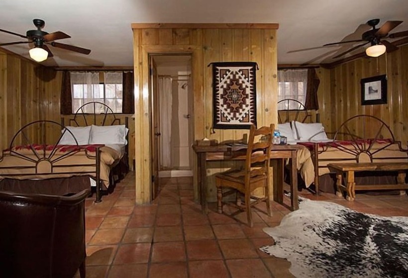 هتل The Maverick Inn