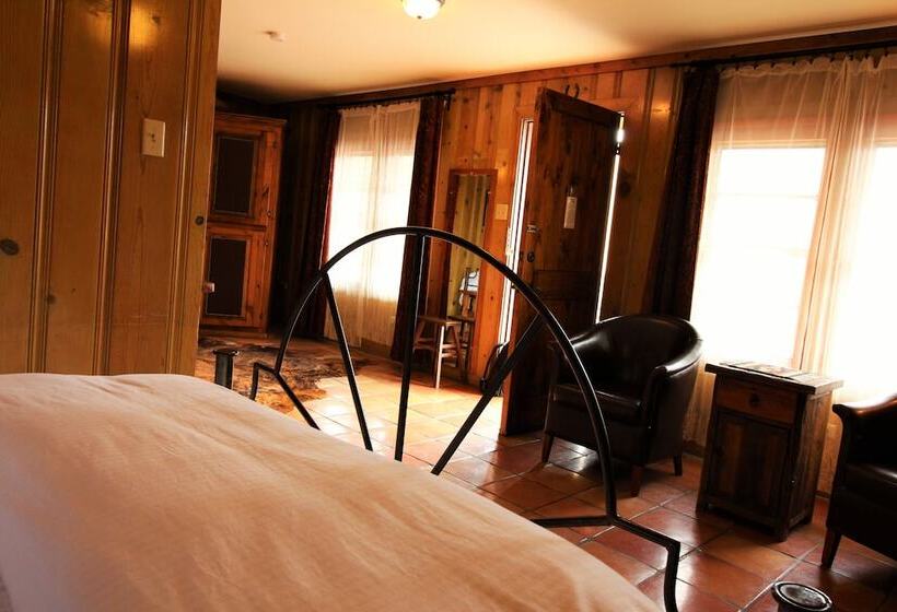 هتل The Maverick Inn
