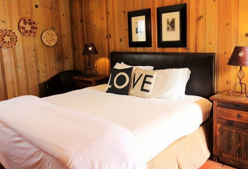 هتل The Maverick Inn