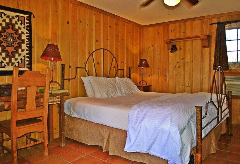 هتل The Maverick Inn