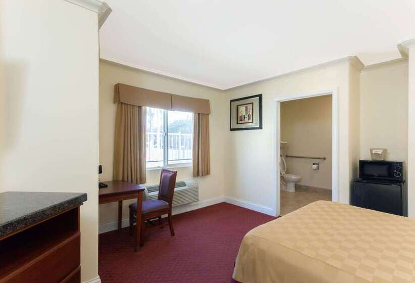 ホテル Travelodge By Wyndham Brea