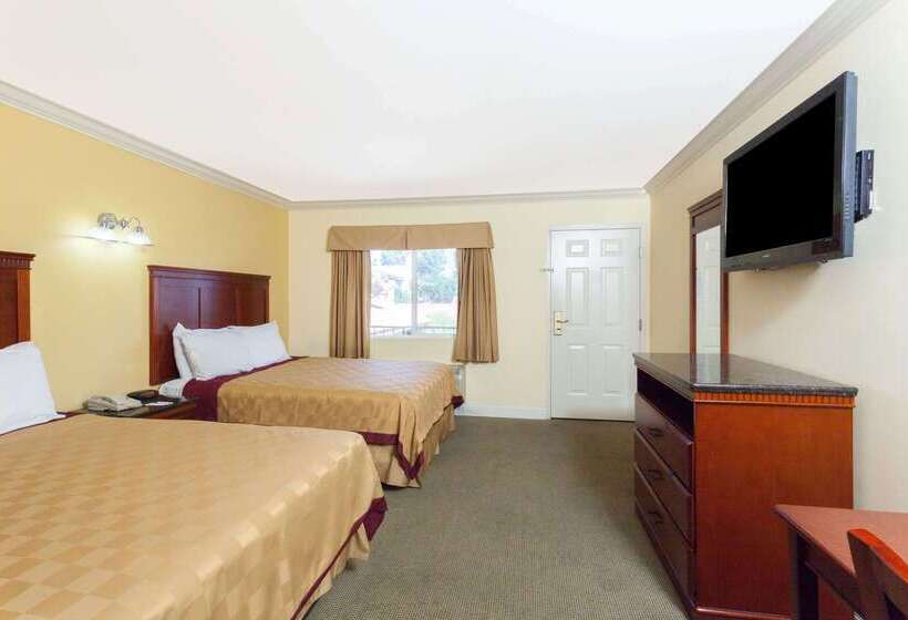 ホテル Travelodge By Wyndham Brea