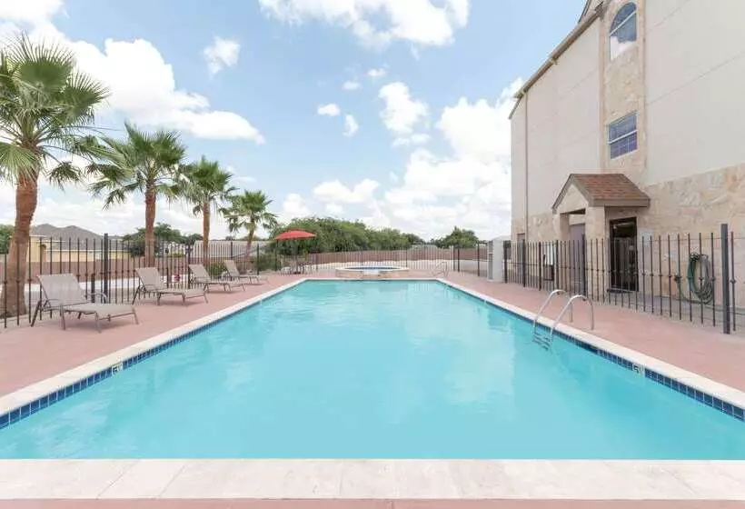 Microtel Inn And Suites Eagle Pass
