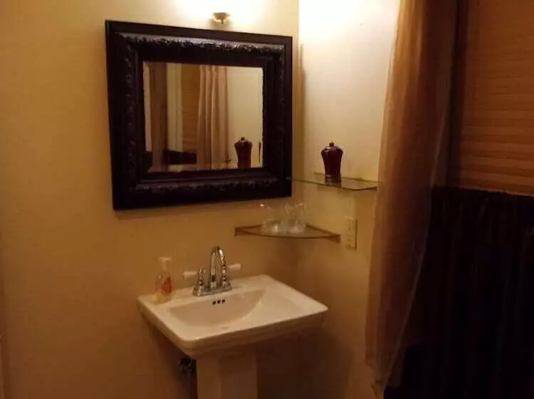 Отель All Seasons Groveland Inn