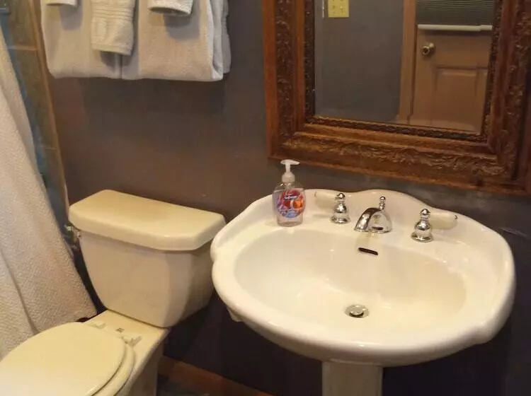 Отель All Seasons Groveland Inn