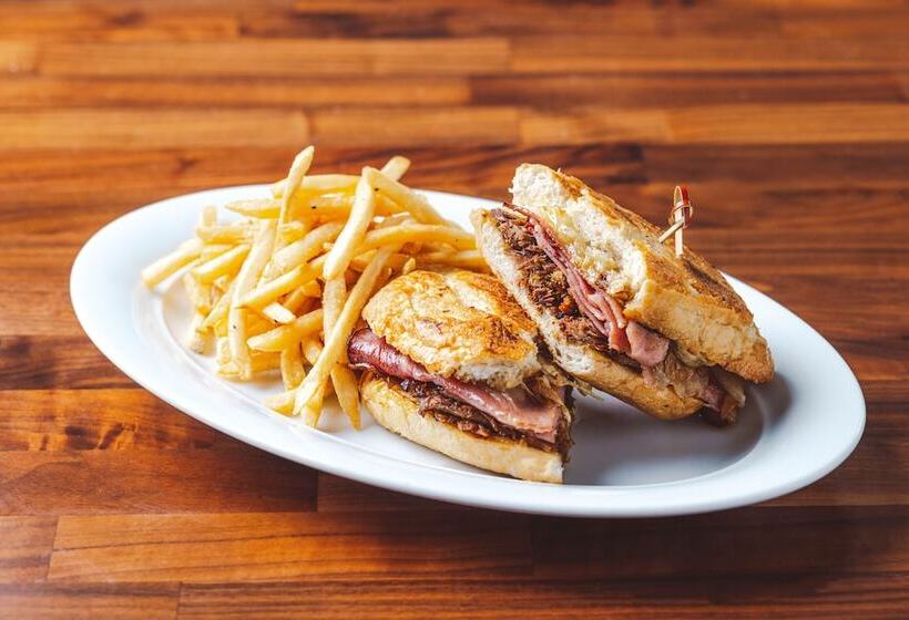 فندق Hilton Garden Inn Milwaukee Downtown