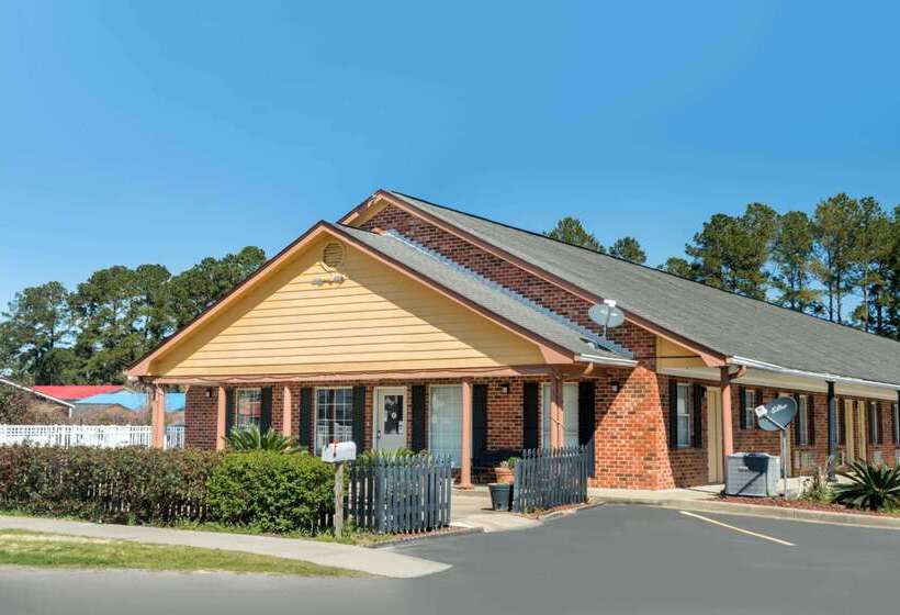 Отель Travelodge By Wyndham Santee