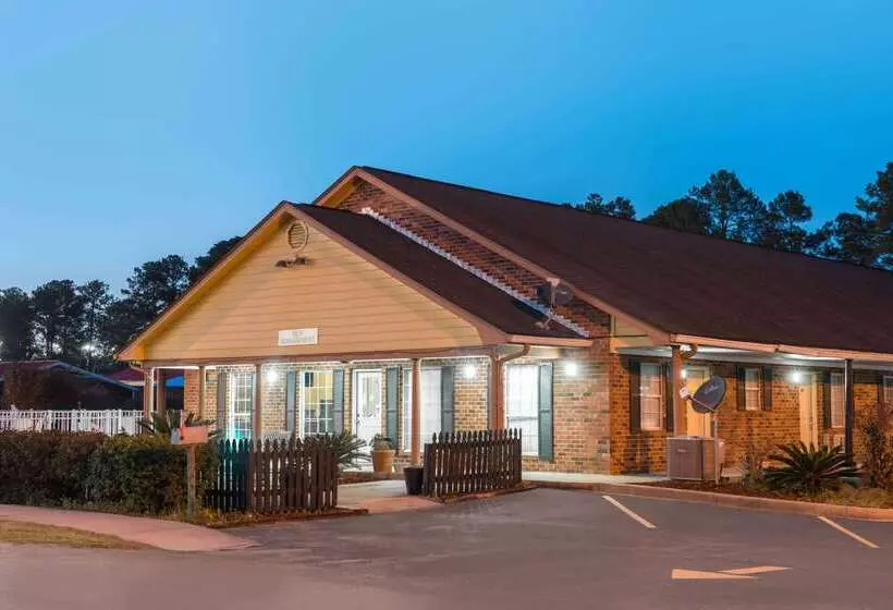 בית מלון כפרי Travelodge By Wyndham Santee