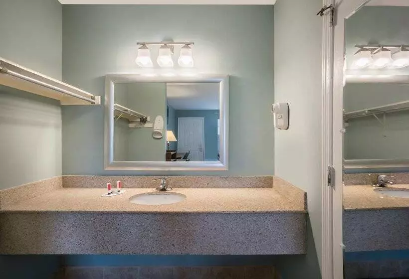 בית מלון כפרי Travelodge By Wyndham Santee