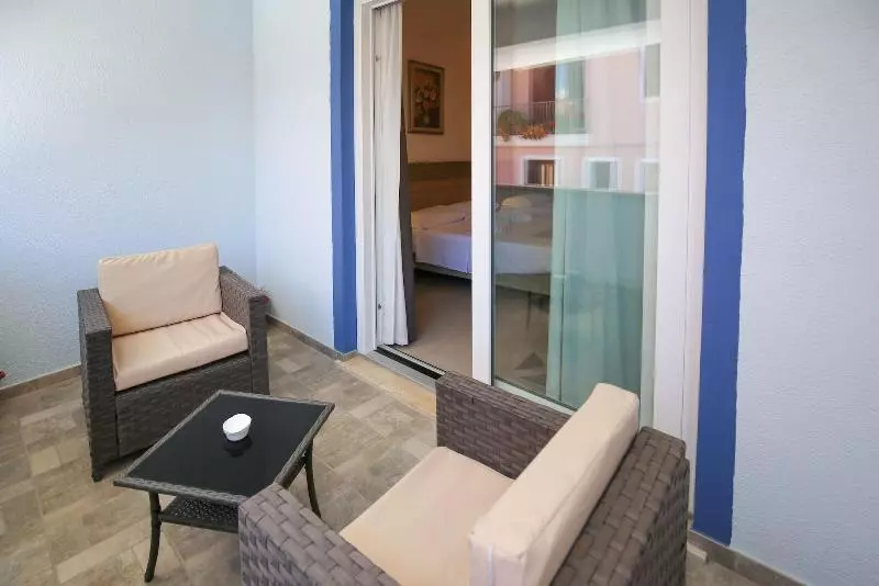 ペンション The Square Castelsardo