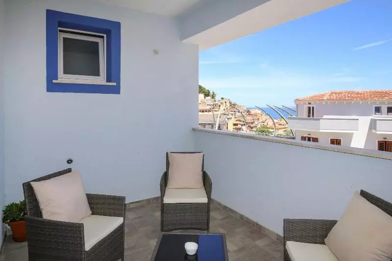 ペンション The Square Castelsardo