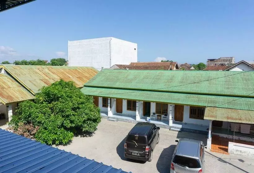 Hotelli Reddoorz Syariah Near Sultan Muhammad Kaharuddin Airport