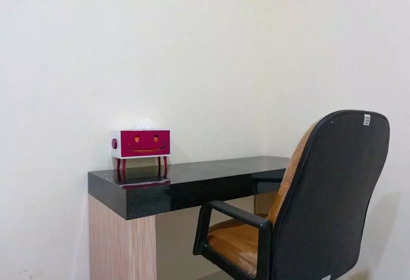 Hotelli Reddoorz Syariah Near Sultan Muhammad Kaharuddin Airport