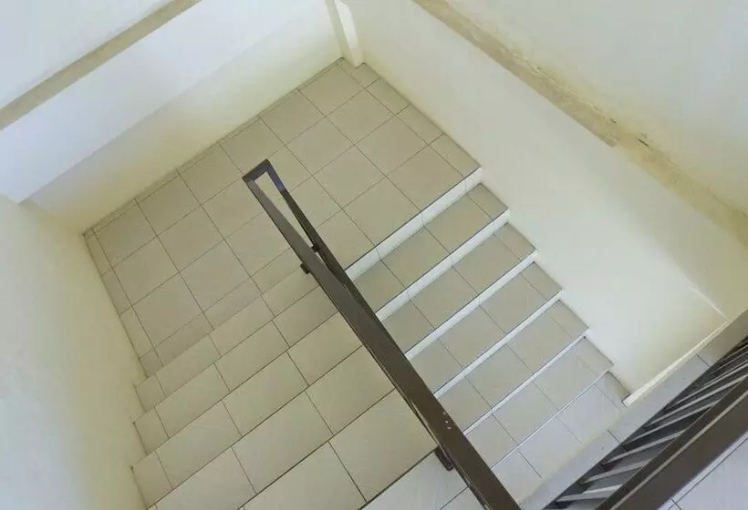 Hotelli Reddoorz Syariah Near Sultan Muhammad Kaharuddin Airport