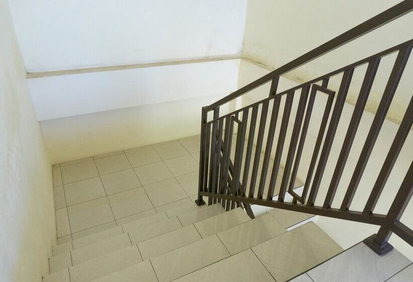 ホテル Reddoorz Syariah Near Sultan Muhammad Kaharuddin Airport