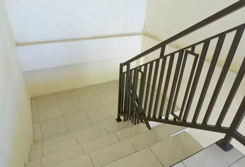 Hotelli Reddoorz Syariah Near Sultan Muhammad Kaharuddin Airport