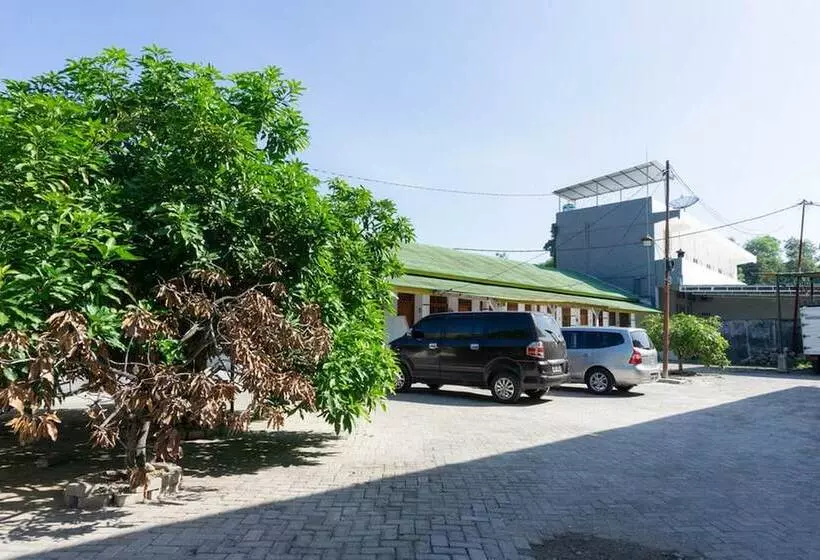 Hotelli Reddoorz Syariah Near Sultan Muhammad Kaharuddin Airport