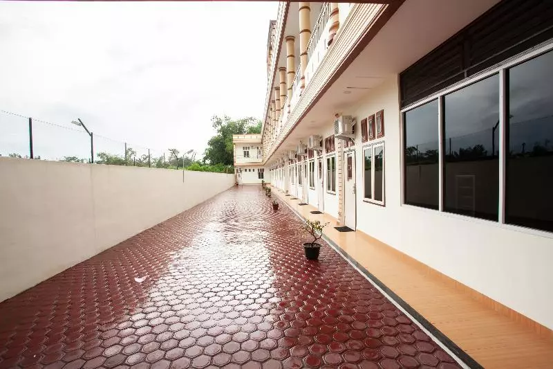 Hotelli Sopou Penginapan Rinal & Tuah By Oyo Rooms