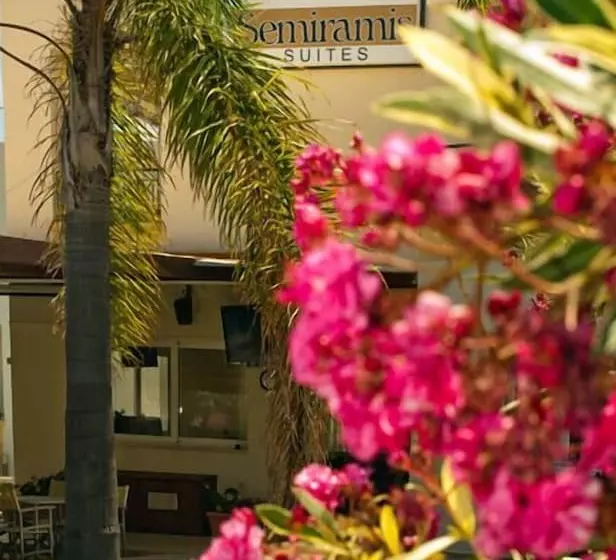 ホテル Semiramis Suites