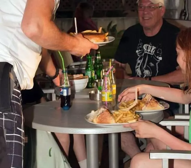 ホテル Semiramis Suites