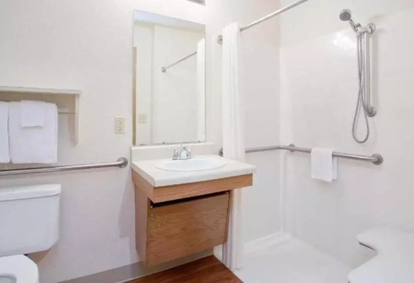 Woodspring Suites Topeka