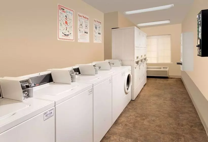 Woodspring Suites Topeka