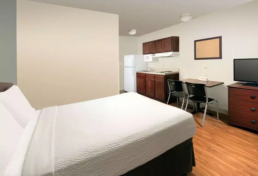 Woodspring Suites Topeka