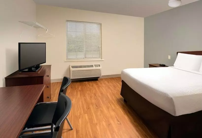 Woodspring Suites Topeka