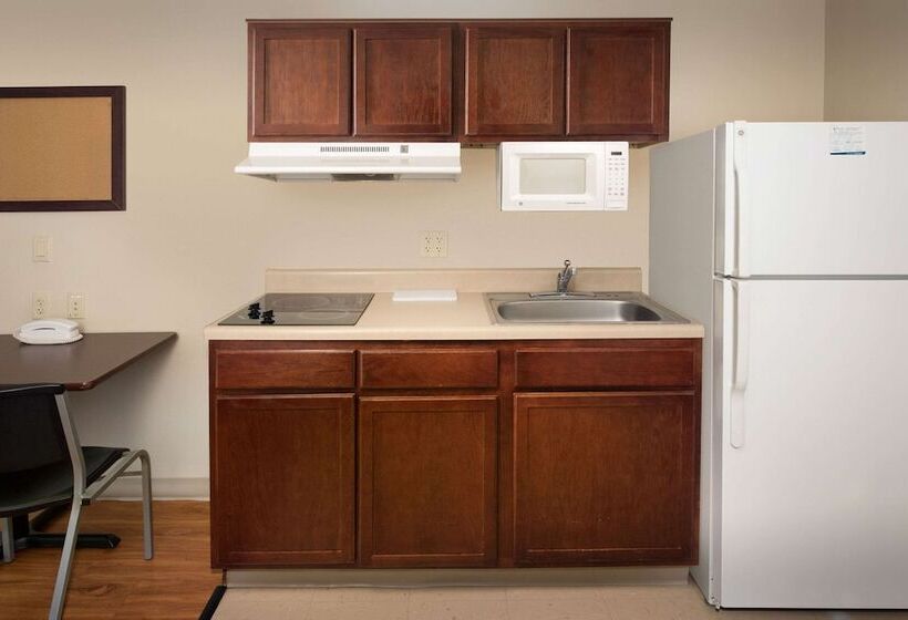 Woodspring Suites Topeka