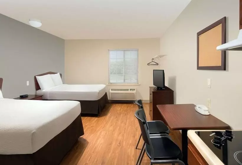 Woodspring Suites Topeka