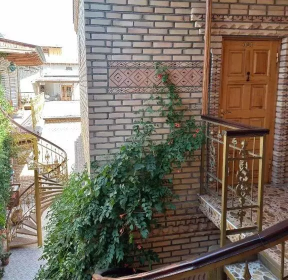 تختخواب و صبحانه Sasha & Son