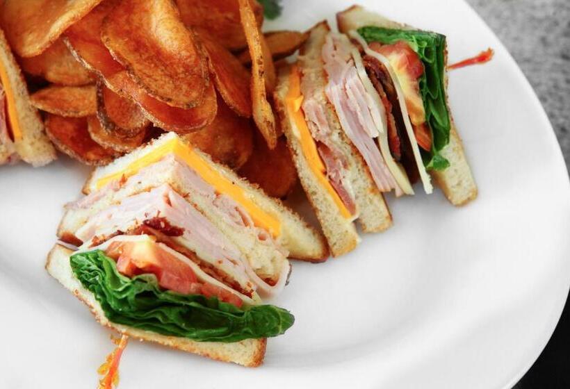 Отель Holiday Inn And Suites East Peoria, An Ihg