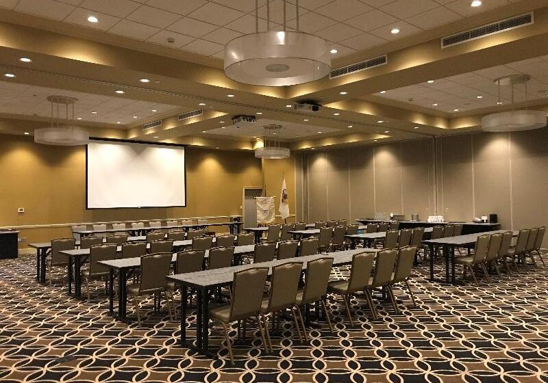 Отель Holiday Inn And Suites East Peoria, An Ihg