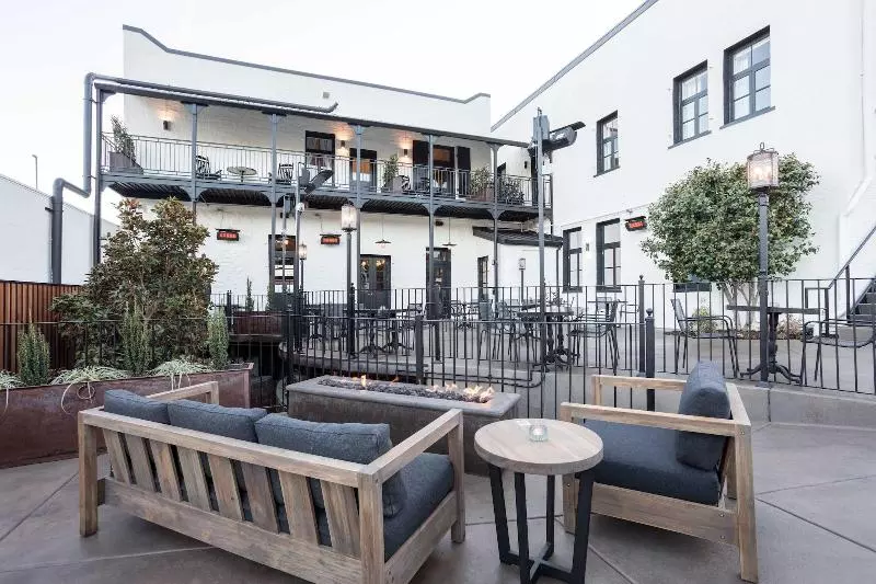 בית מלון כפרי The Holbrooke