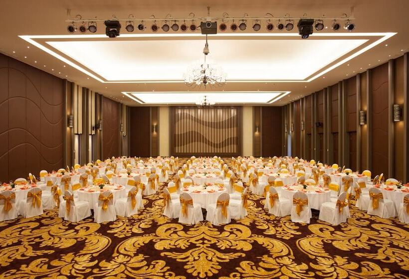 Graceland Khaolak Beachfront Resort