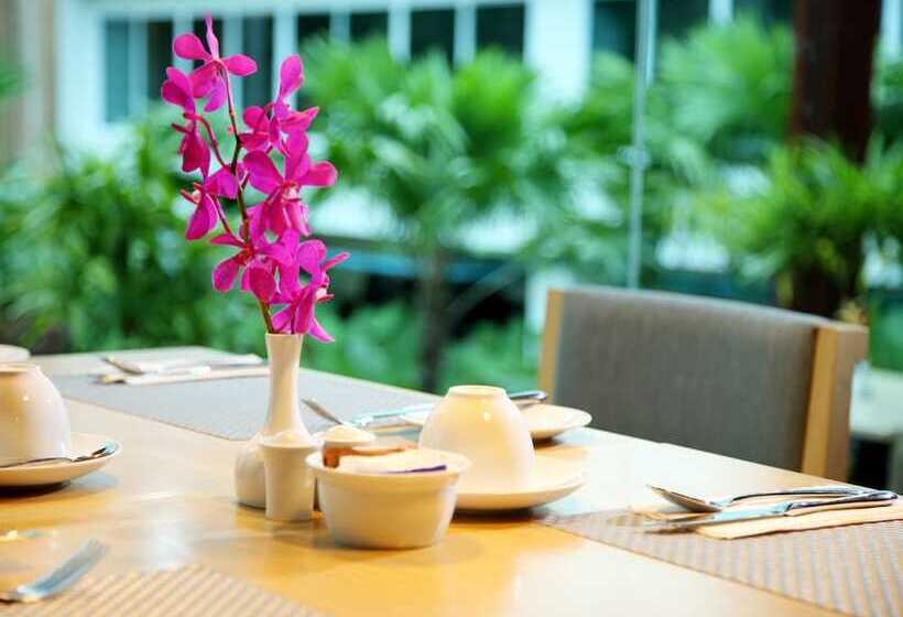 Graceland Khaolak Beachfront Resort