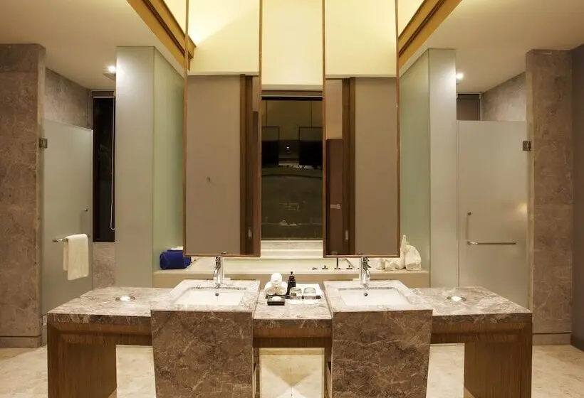 Graceland Khaolak Beachfront Resort