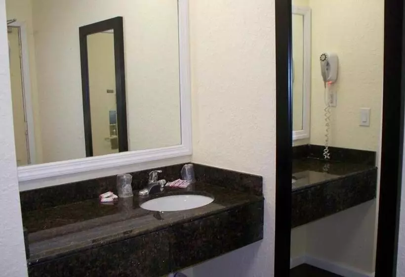 בית מלון כפרי Budget Inn & Suites