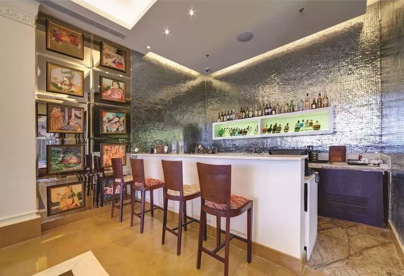 호텔 Ramada by Wyndham Udaipur Resort & Spa