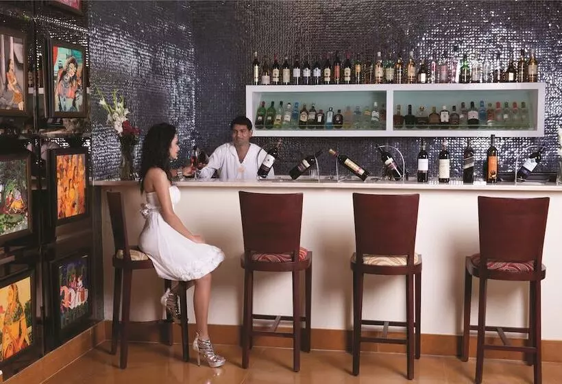 호텔 Ramada by Wyndham Udaipur Resort & Spa