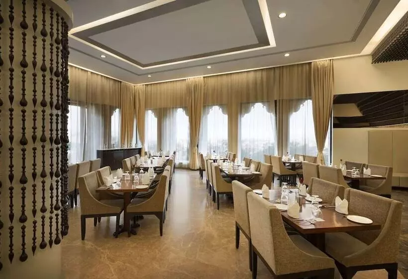 호텔 Ramada by Wyndham Udaipur Resort & Spa