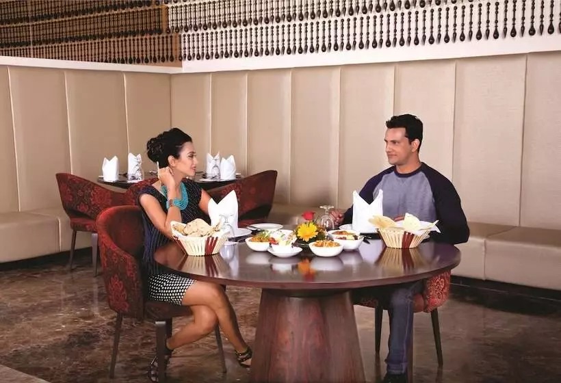 호텔 Ramada by Wyndham Udaipur Resort & Spa