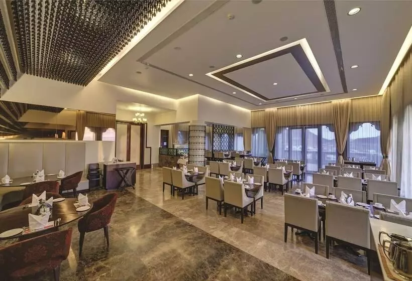 호텔 Ramada by Wyndham Udaipur Resort & Spa