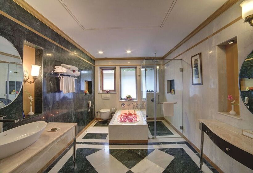 בית מלון כפרי Ramada by Wyndham Udaipur Resort & Spa